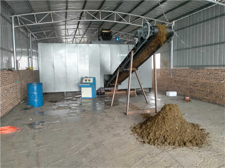 雞牛客戶糞便發(fā)酵有機(jī)肥臥式發(fā)酵罐使用現(xiàn)場