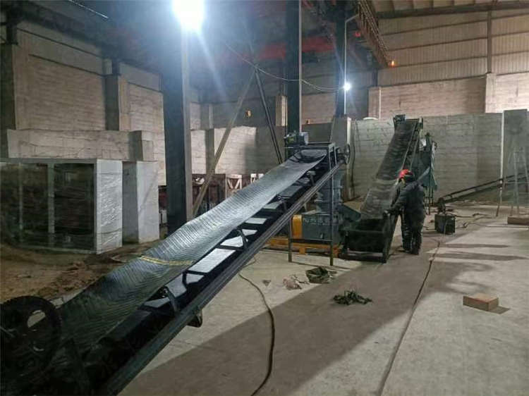 菌菇渣試機(jī)平模擠壓造粒機(jī)現(xiàn)場