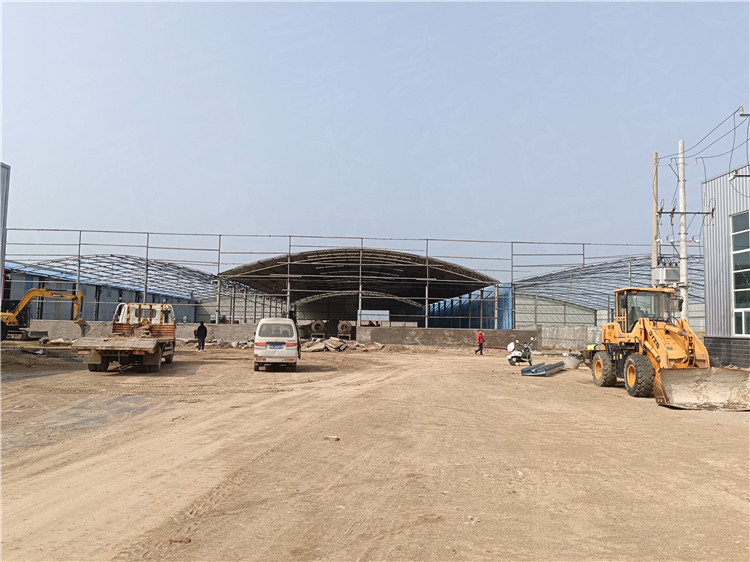 年產(chǎn)5萬(wàn)噸牛糞有機(jī)肥生產(chǎn)設(shè)備到達(dá)客戶現(xiàn)場(chǎng)