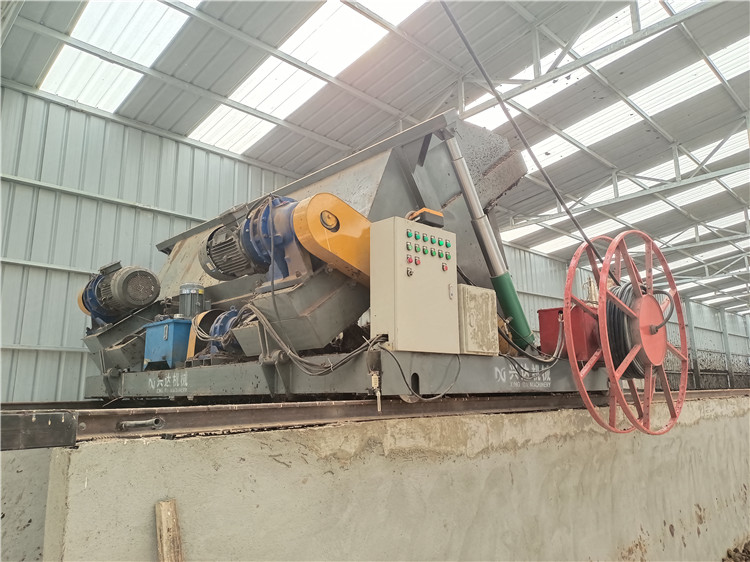 糞便處理液壓槽式翻拋機(jī)現(xiàn)場(chǎng)