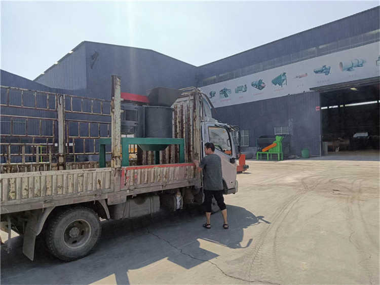 草灰立式粉碎機發(fā)貨現(xiàn)場