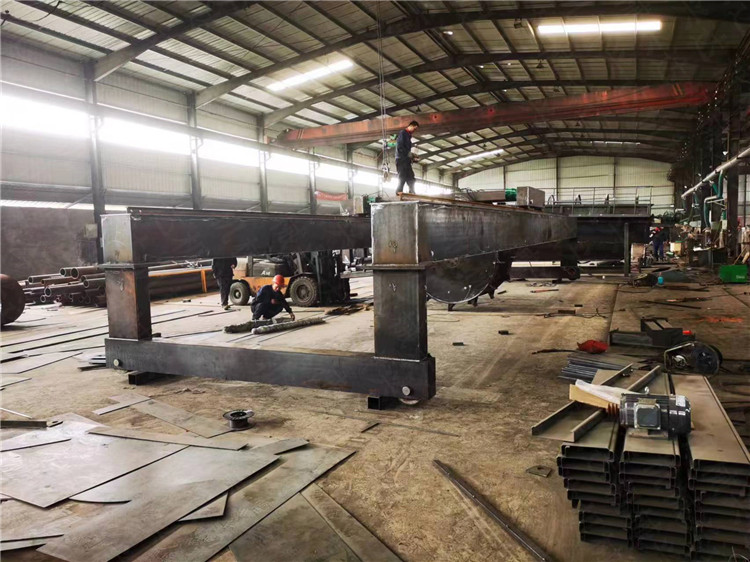 客戶有機肥制作現(xiàn)場生產(chǎn)線配套烘干機使用中