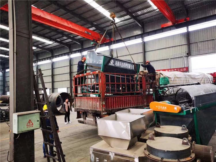 牛糞有機肥鏟車料倉設備有機肥鏟車喂料倉設備發(fā)貨