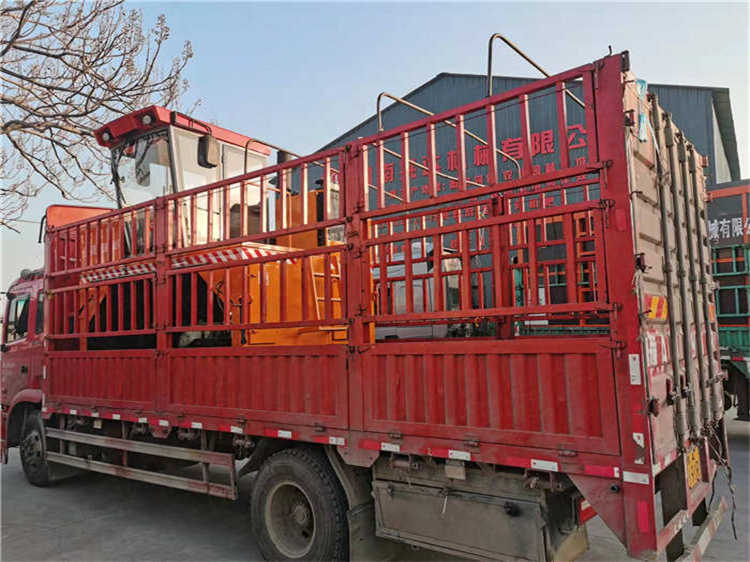 牛糞室內(nèi)長(zhǎng)條式堆肥腐熟肥料設(shè)備履帶翻拋機(jī)發(fā)貨