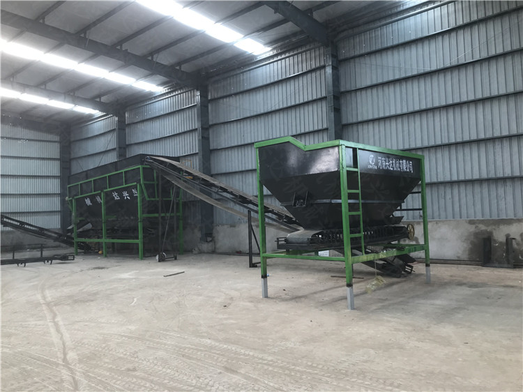 原料有機(jī)肥加工使用設(shè)備鏟車料倉生產(chǎn)線現(xiàn)場