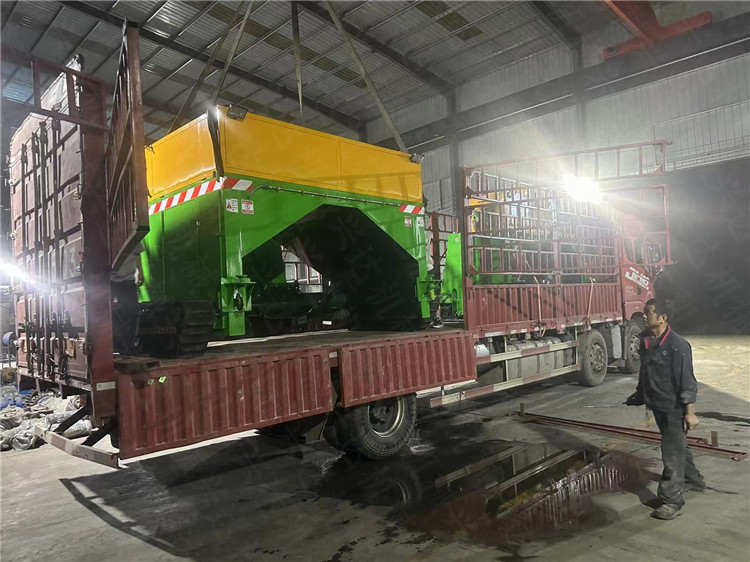 有機肥發(fā)酵堆肥設備無人駕駛履帶翻拋機發(fā)貨現(xiàn)場