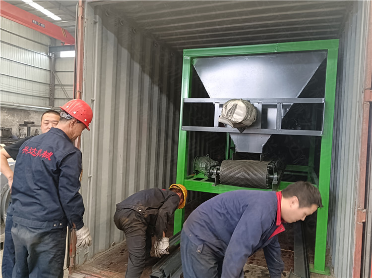 出口柬埔寨有機肥顆粒生產(chǎn)線鏟車料倉裝箱,裝車發(fā)貨現(xiàn)場