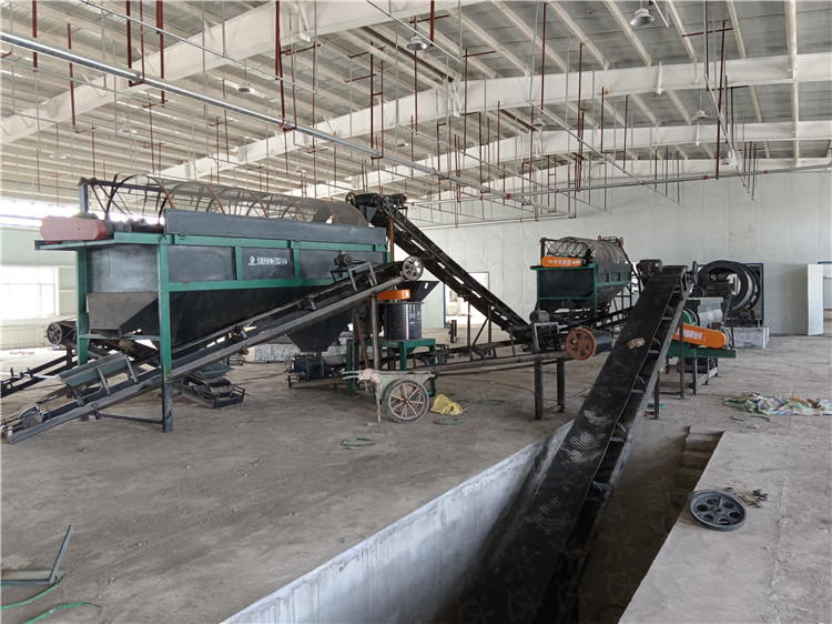 寧夏西吉縣客戶年產(chǎn)5萬噸牛糞顆粒有機肥生產(chǎn)線運行生產(chǎn)現(xiàn)場