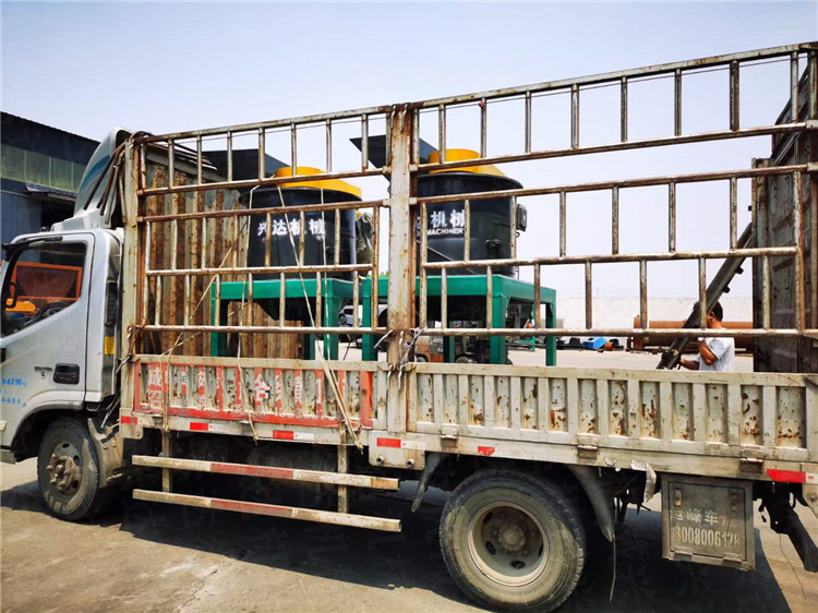 客戶定制2臺80型立式有機肥粉碎機發(fā)貨現場