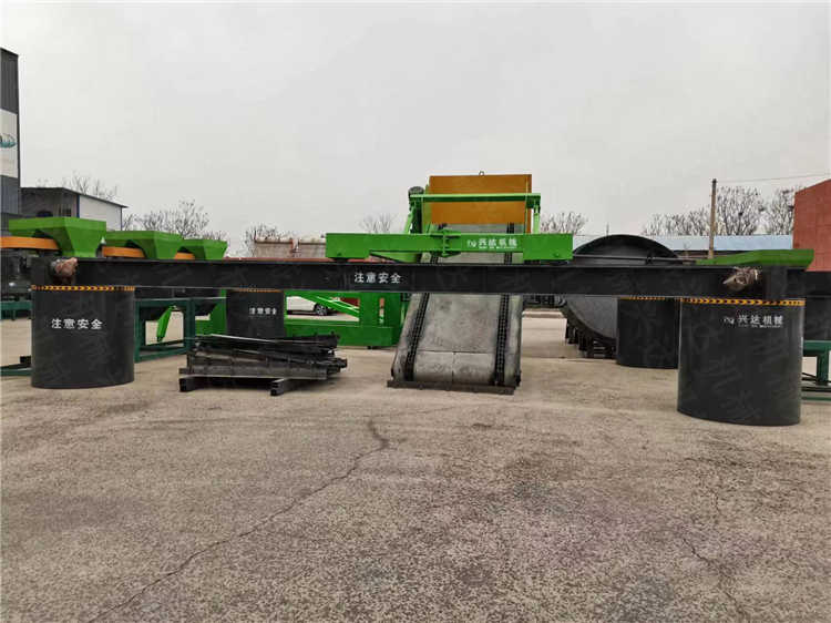 秸稈稻殼雞糞 生活污泥發(fā)酵翻堆設(shè)備 生物有機(jī)肥鏈板翻堆機(jī) 興達(dá)機(jī)械