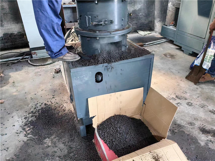 腐殖酸有機(jī)肥顆粒加工設(shè)備 平模擠壓造粒機(jī) 煤灰?guī)Я显嚈C(jī)效果